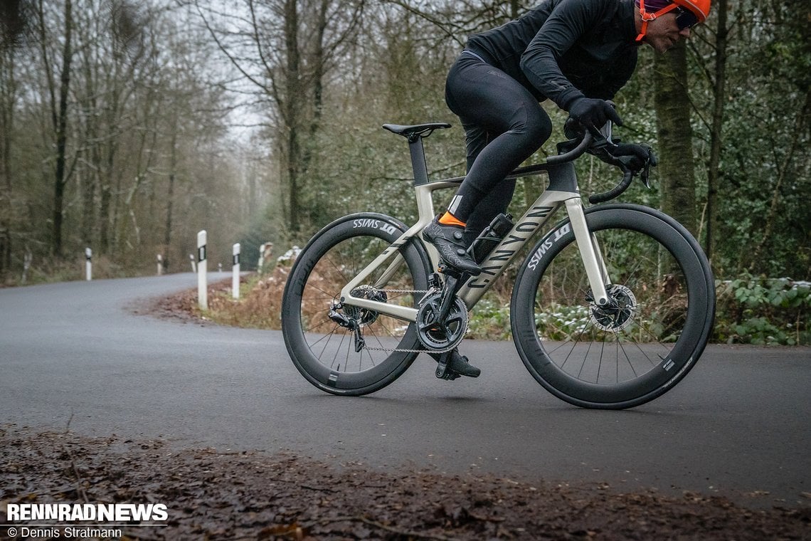 Der S-Works Ares darf auf dem Rad während langer Etappen nicht drücken und muss im Zielsprint wie eine zweite Haut sitzen