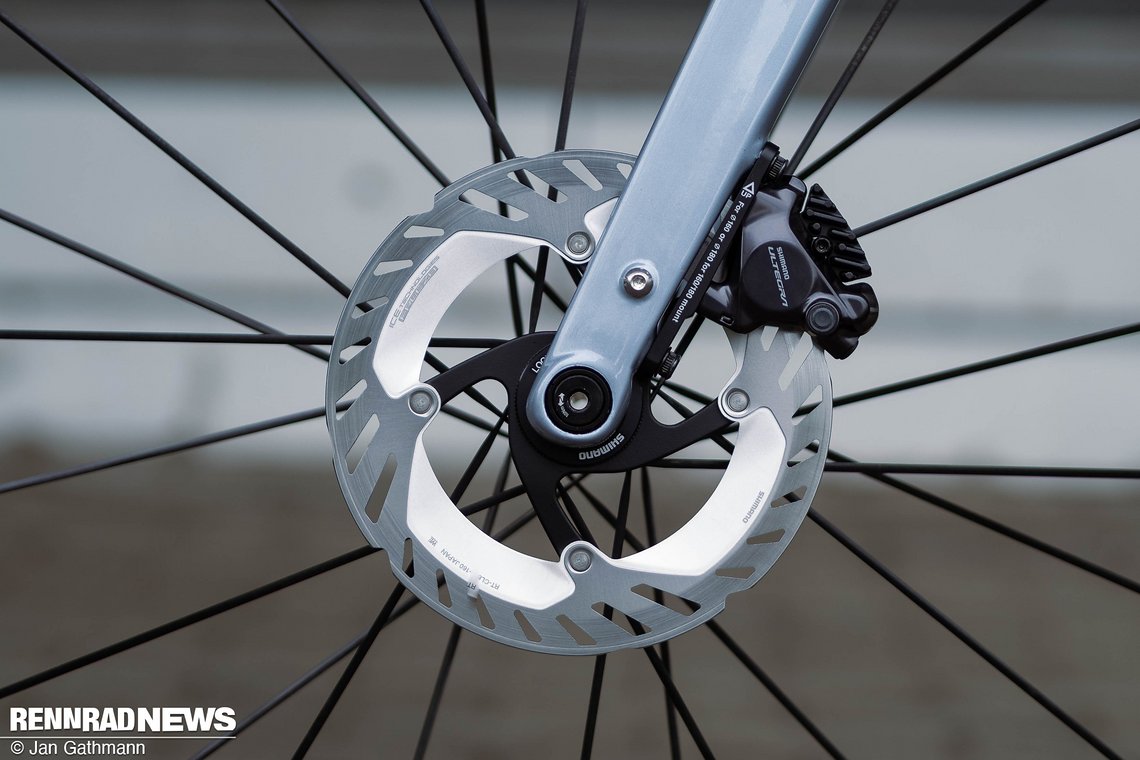 Die Shimano Ultegra Disc-Bremsen sind knackig und kräftig.
