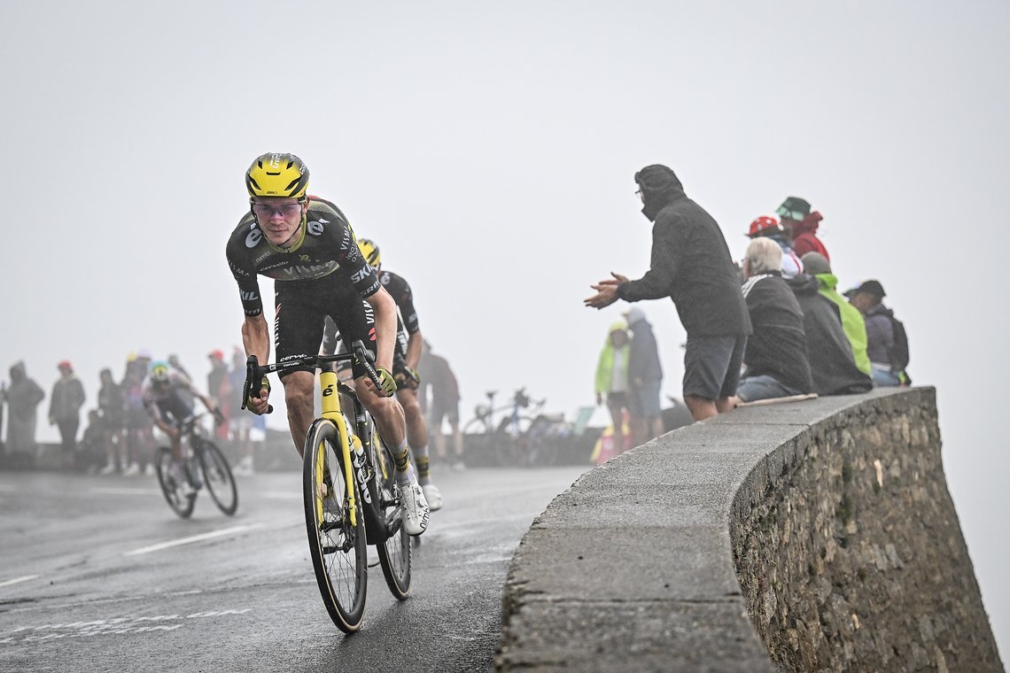 Radrennen sind nicht immer ein Genuss - selbst bei der Tour de France kann es nass und kalt werden.