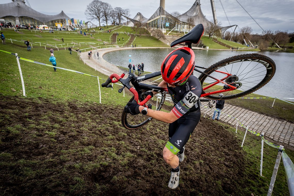 Auch das Rennen der Männer U23 fand am Samstag statt – hier der Sieger Hannes Degenkolb in einer Tragepassage.