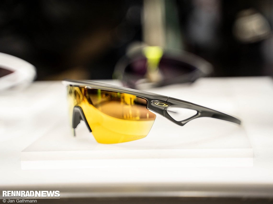 Oakley Sphaera mit goldener Scheibe.