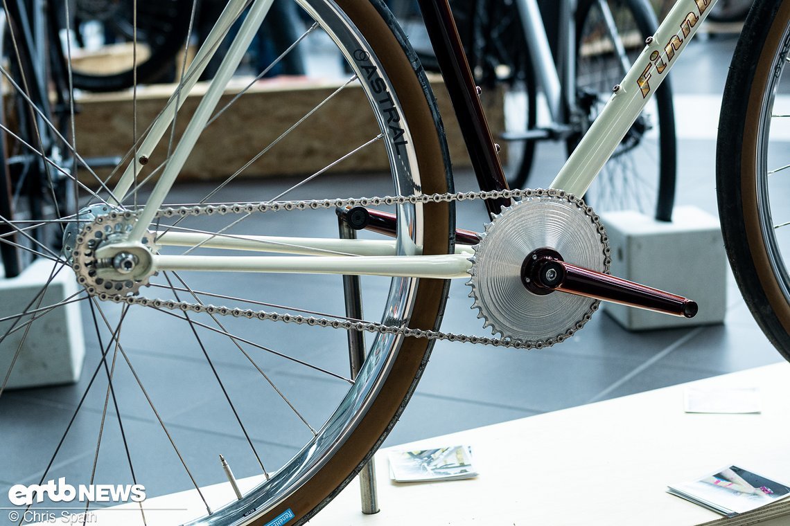 Das Fixed-Gear-Bike setzt auf eine Cyber-Cycles-Kurbel in passendem Flip-Flop-Lack.