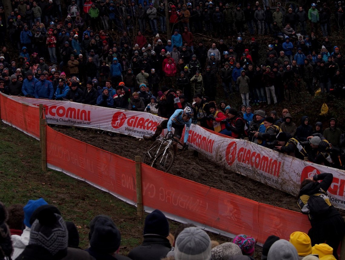 Wout van Aert verliert in der Abfahrt die Balance...