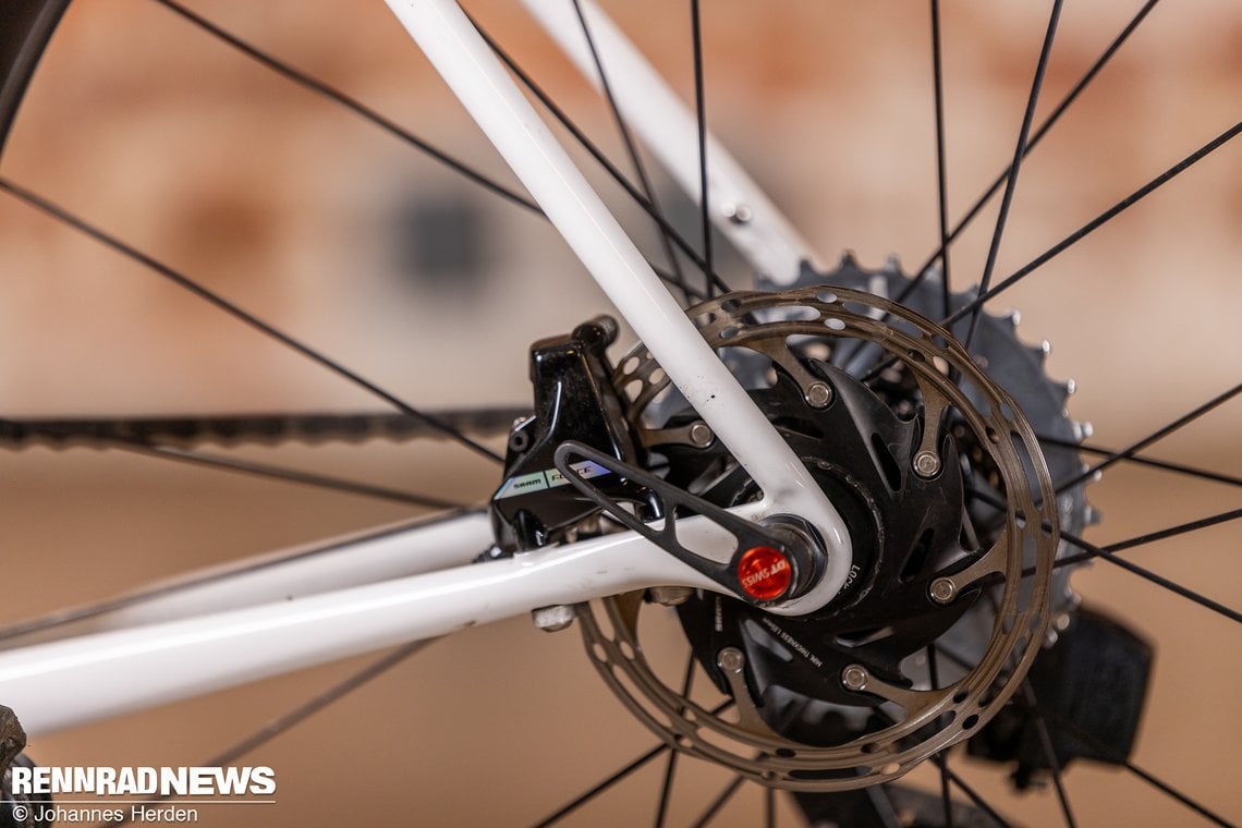 Die SRAM Force Disc-Bremse ist schlank integriert.