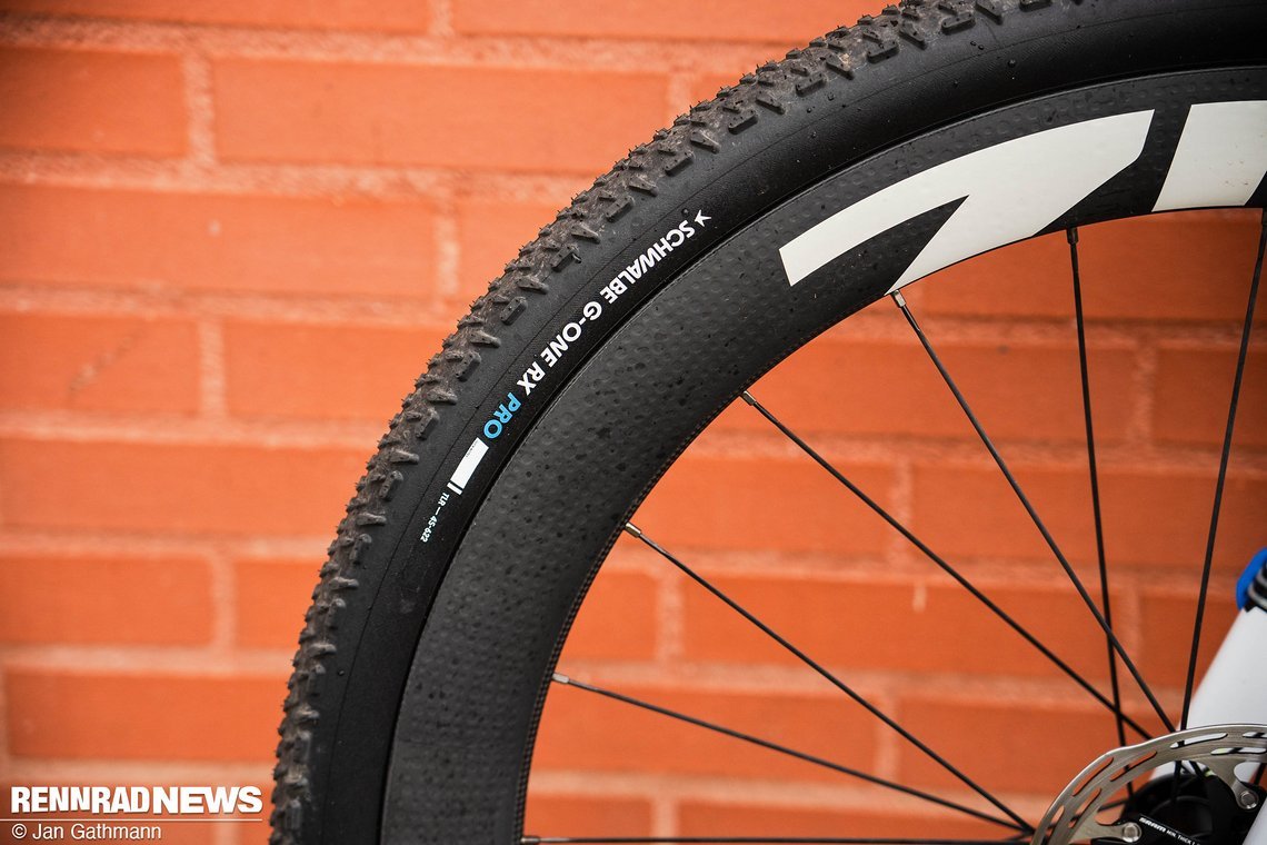 Wie Marianne Vos, Rosa Klöser und viele andere wählte Voß mit dem Schwalbe G-One RX Pro…