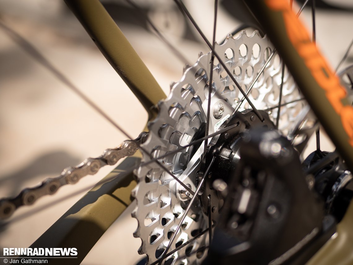 Ein Spider aus Aluminium trägt die Blöcke der gehärteten Stahlritzel