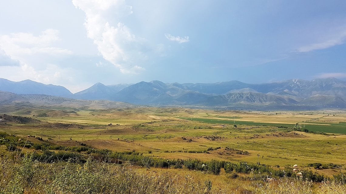 Ein letzter Ausblick in die wilden Berge Albaniens kurz vor dem Ziel Saranda.