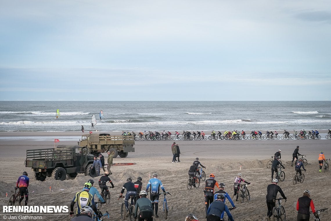 Dann ergießt sich das Beach Racer Peloton wieder an den Strand.