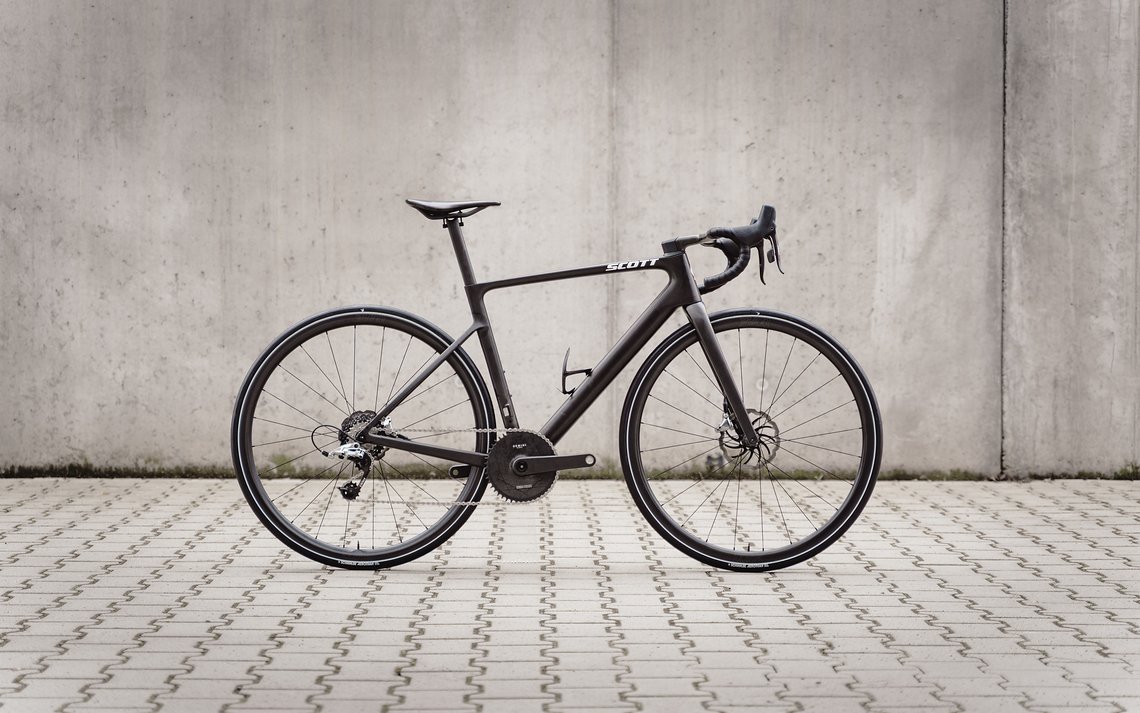 Das neue "Dream Build" von Wolfgang Heer setzt auf kompromisslosen Leichtbau aus einem Scott Addict RC und den neuen tune YOKTO 3030 Laufrädern.
