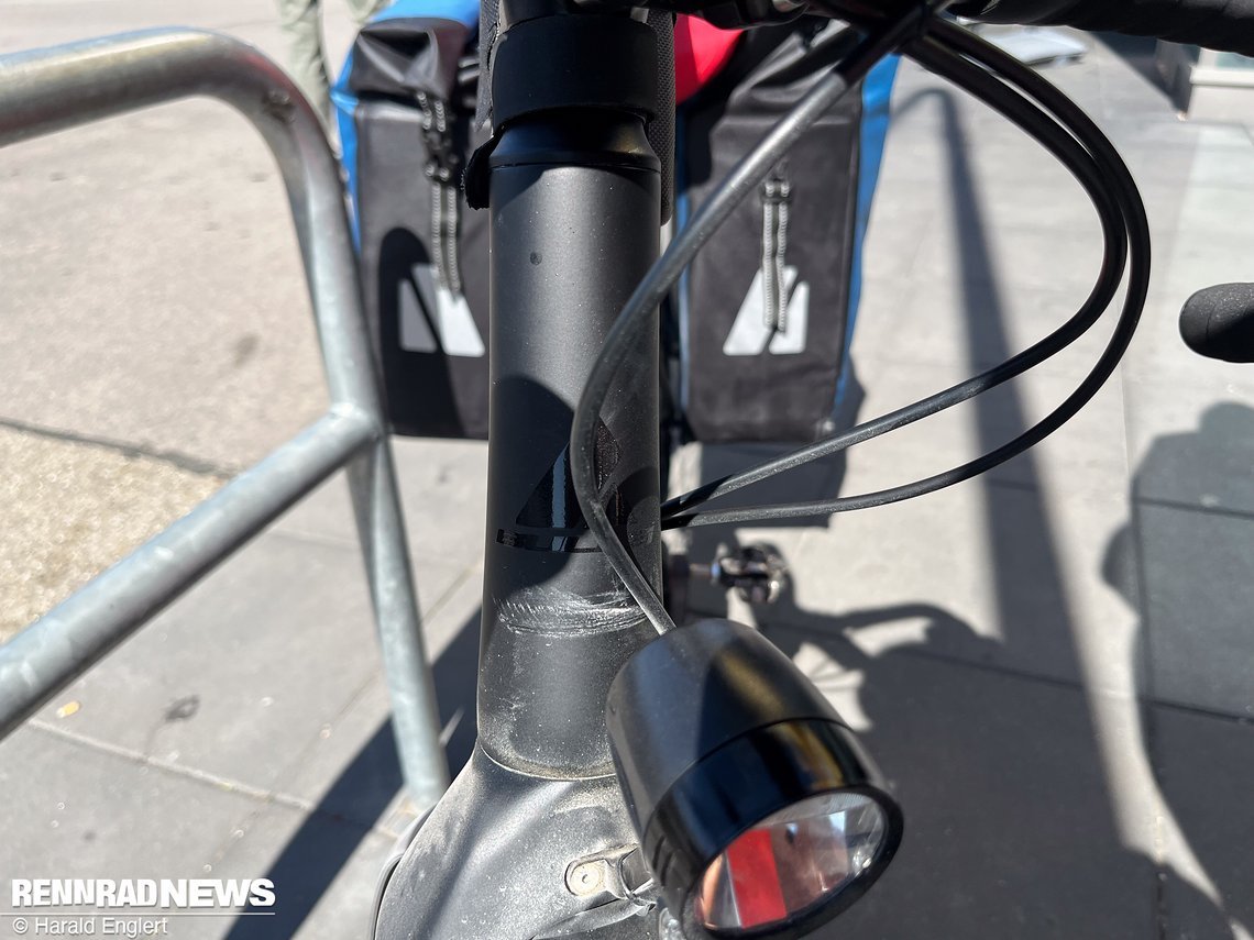 Am Steuerrohr sind Scheuerspuren von der Bremsleitung zu sehen