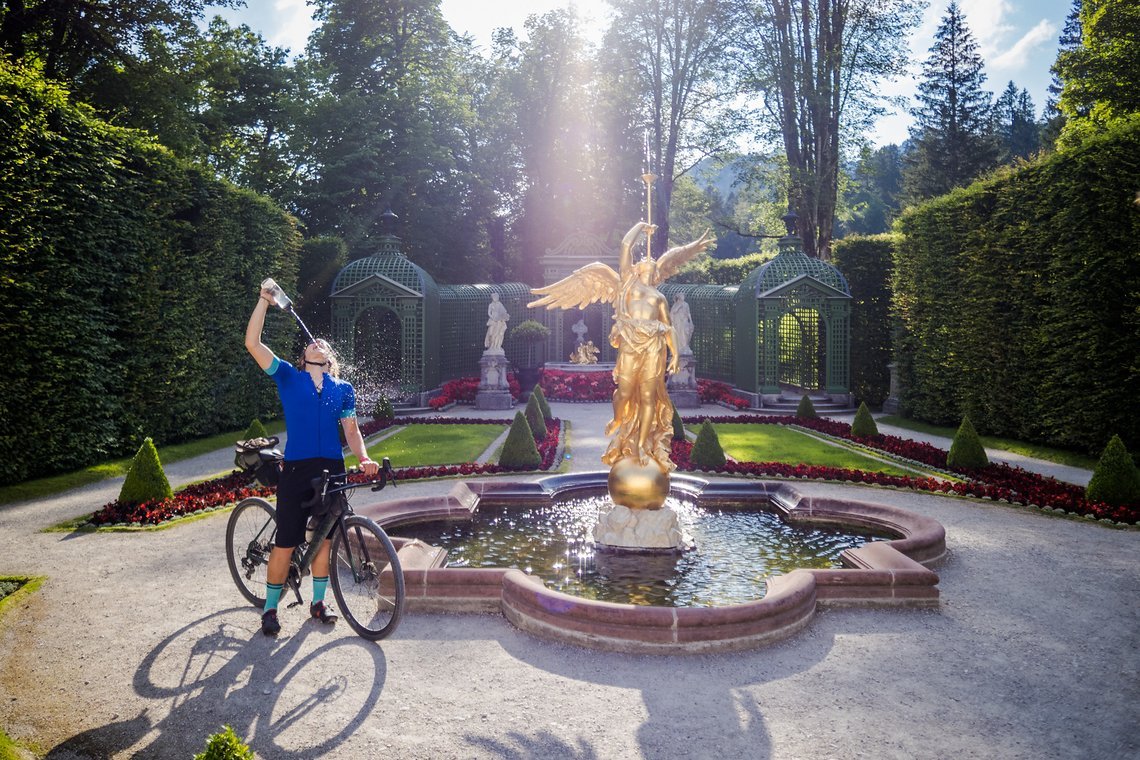 Königliche Erfrischung - Ines macht eine gute Schlossgarten-Figur.