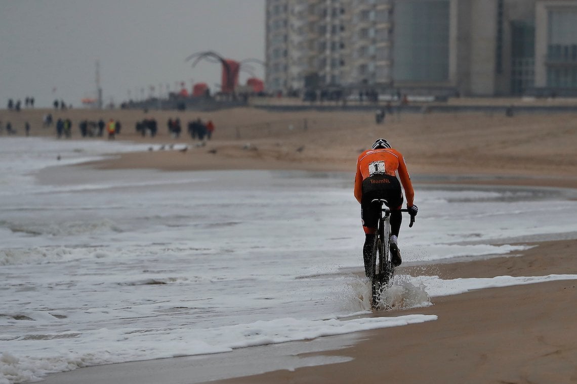 Erst in Runde 4 setzte sich MvdP nach Defekt von Van Aert in typischer Manier immer weiter vom Feld ab