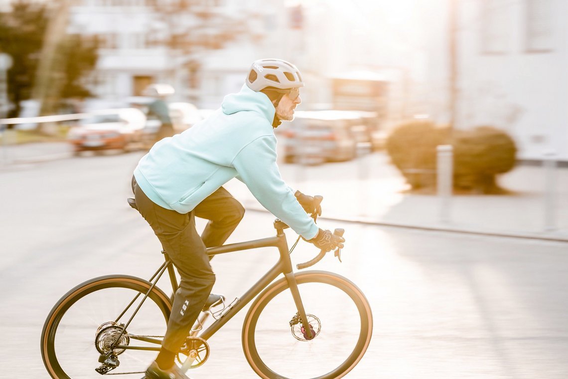 Als eher MTB-orientierter Forumsnutzer hat er wenig Vergleiche für das Fahrverhalten des individuell aufgebauten Bikes, ...