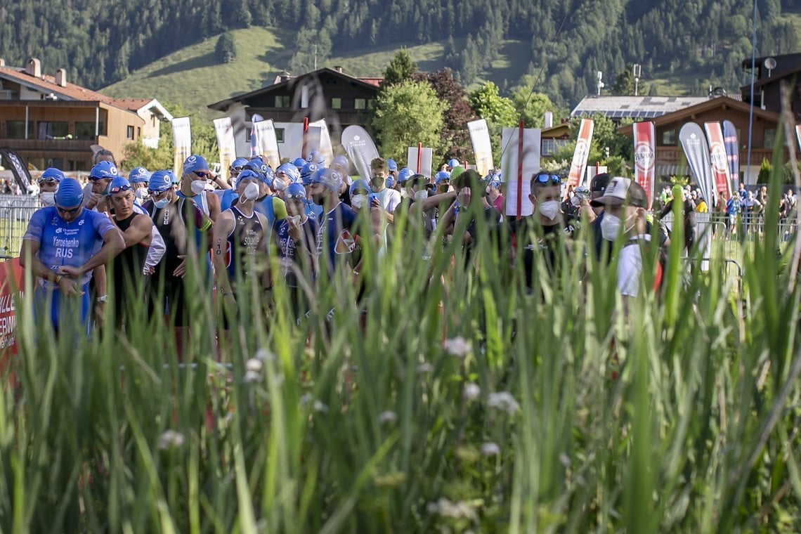 Der Rest des Feldes wartet geduldig bis es endlich losgeht.