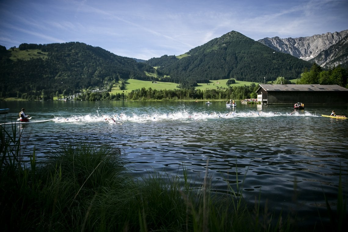 Die Profiis gehen per Wasserstart ins Rennen.