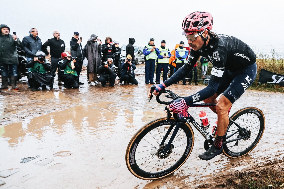 Mitch Docker mit der POC Elicit Clarity bei Paris-Roubaix 2021.