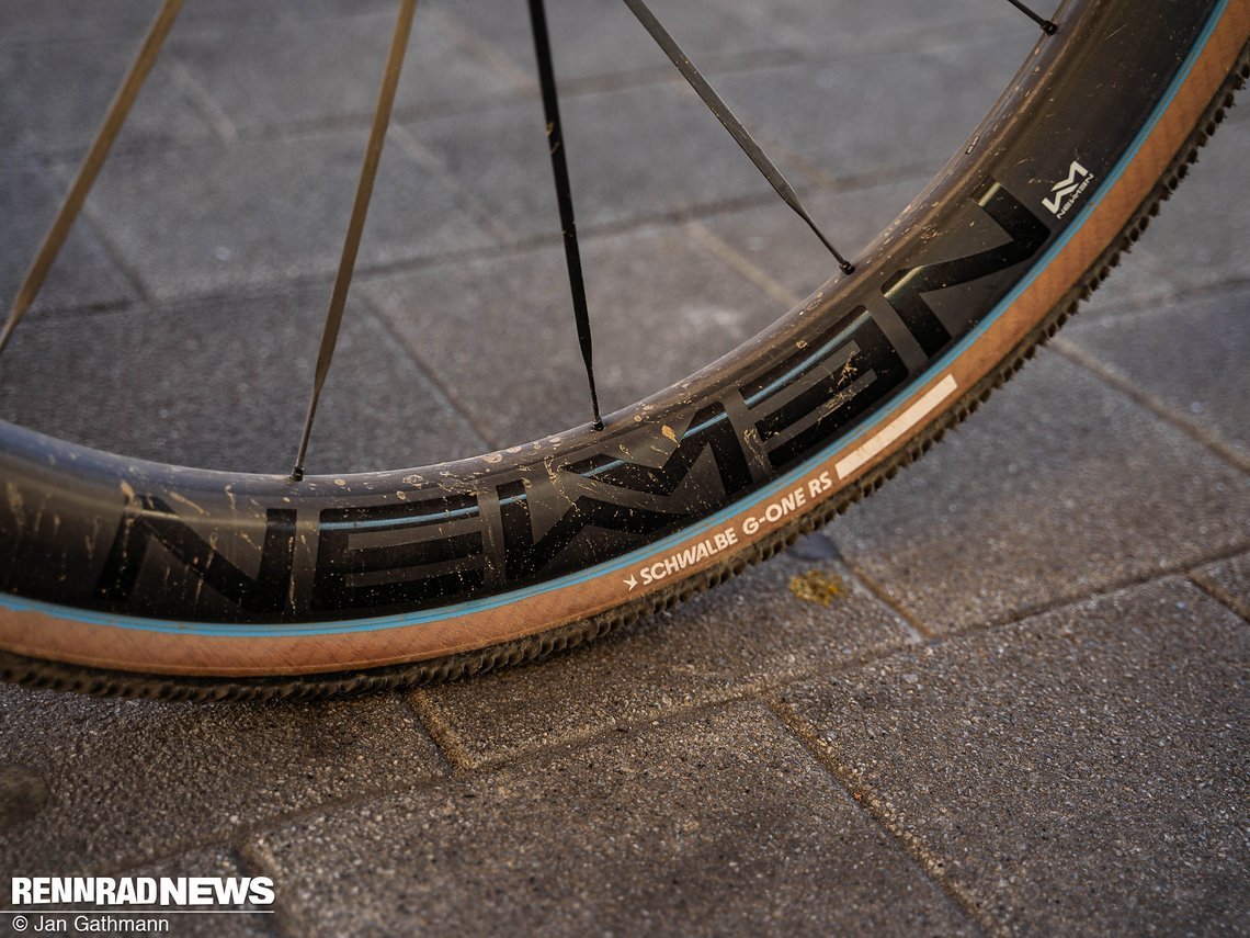 …mit Carbonspeichen sind Schwalbe G-One RS in der Pro-Version montiert.