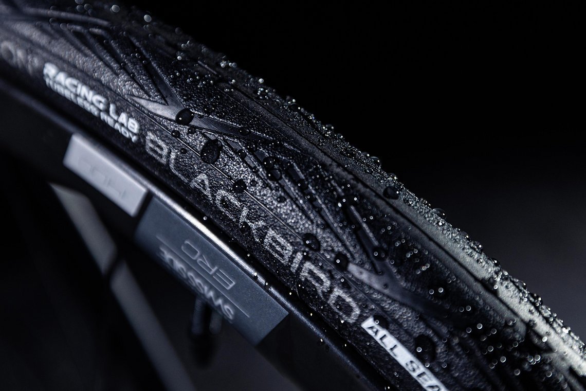 Er setzt auf einen Bi-Compound Gummi aus dem Mach Tread 3.0 und Safetread.