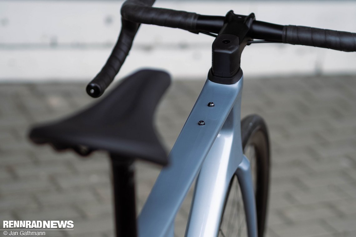 Auch Gewinde für eine Snackbox am Oberrohr sind an Bord.