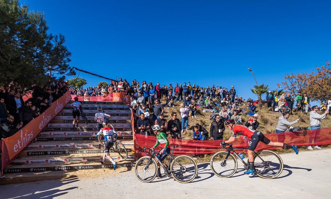 Strahlend blauer Himmel über einem CX Weltcup