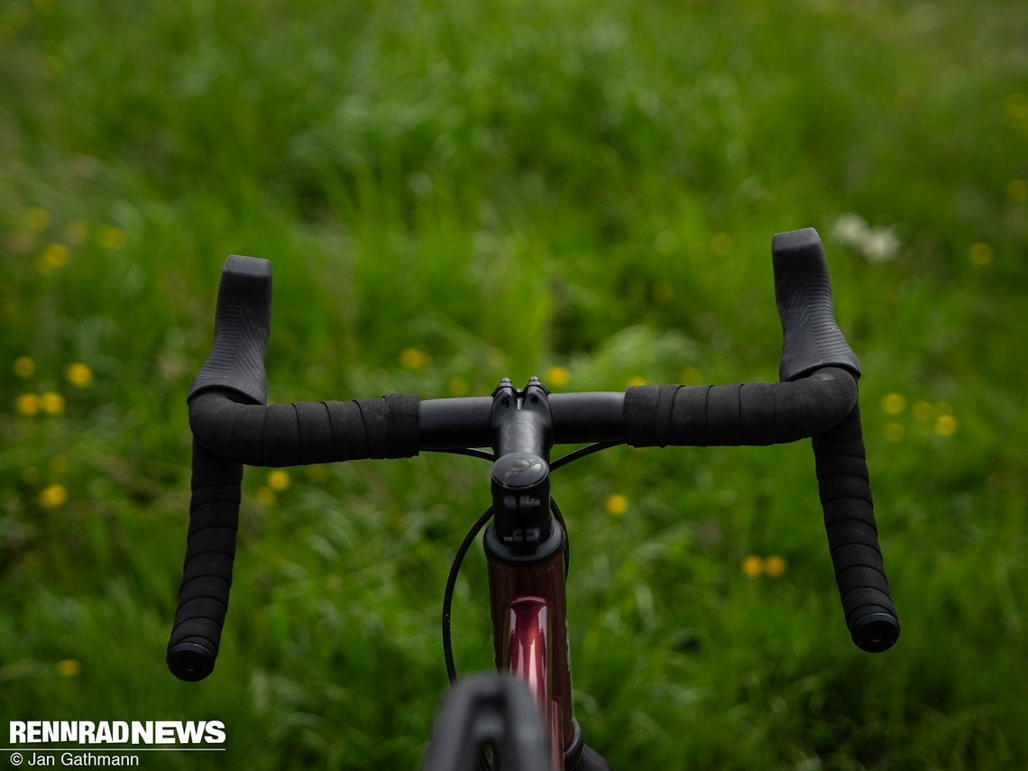 Der All-Road Lenker fällt günstig schmal aus