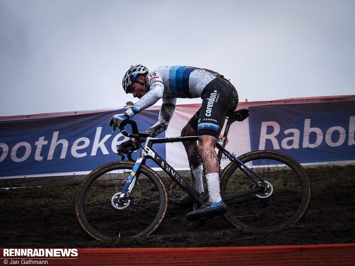 Auch ein Mathieu van der Poel riskierte am Schräghang nicht zu fahren