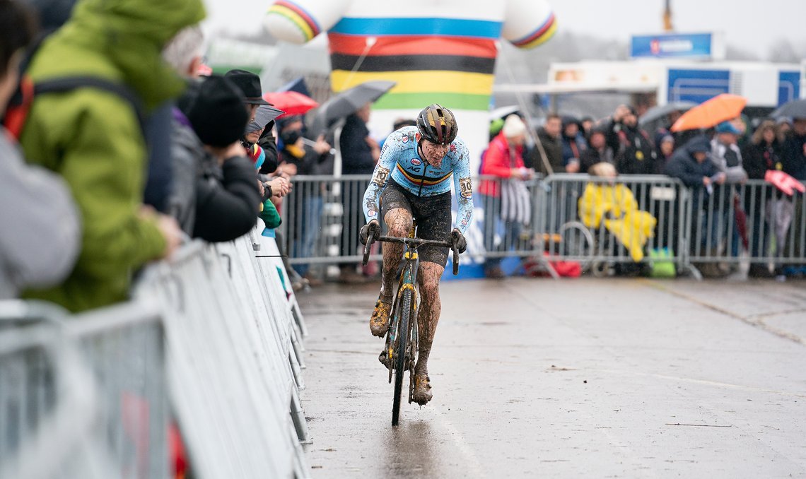 Toon Aerts versuchte Tom Pidcock auf dem 2. Platz einzuholen, zollte jedoch vieleicht seinem Kraftakt zu Rennbeginn Tribut