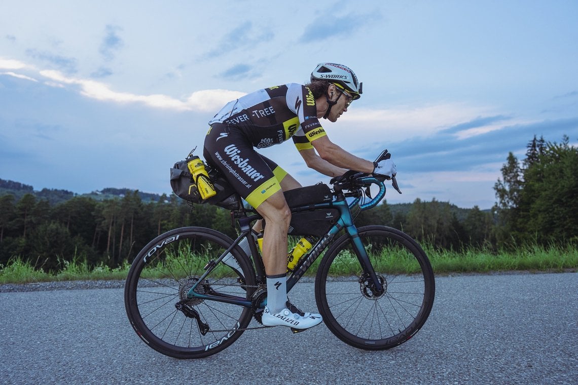 Christoph Strasser auf seinem Arbeitsgeräzt für das Transcontinental Race 2023