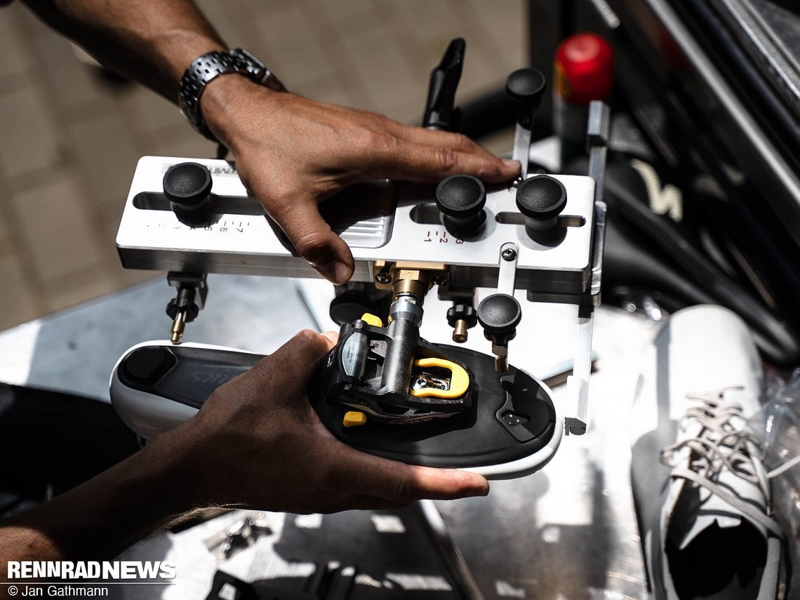 …die Pedal-Cleats auf den Millimeter genau positionieren.