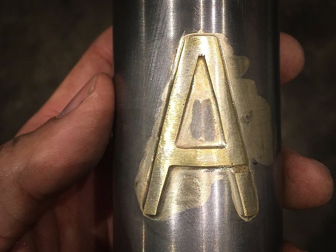 Das erhabene Head-Badge steht für "Alpa"