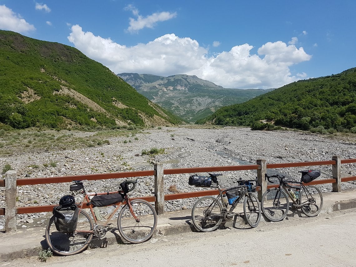 Praktisch alle Flüsse im Süden Albaniens fließen noch wild und unbegradigt und nehmen den gesamten Talgrund ein - so wie hier im Devoll-Tal.