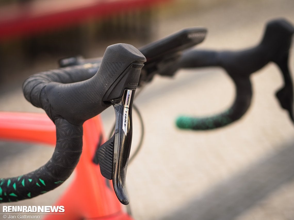 Der Wechse zur neuen Schalt- Bremshebelform kommt Rennradfahrer*innen mit kleinen Händen entgegen.