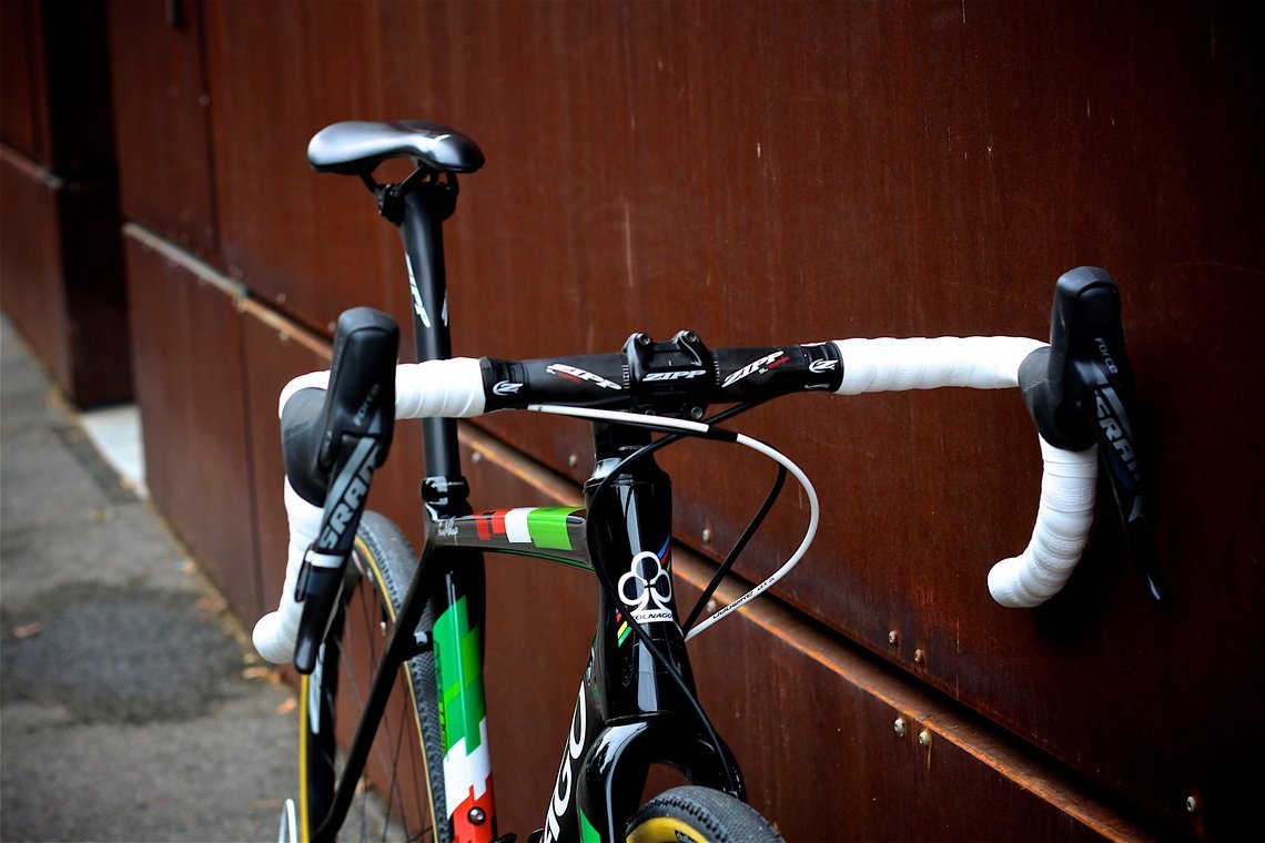 ... und dem passenden Lenker – weißes Lenkerband am Crosser ist ein Bekenntnis zur Bike-Pflege.