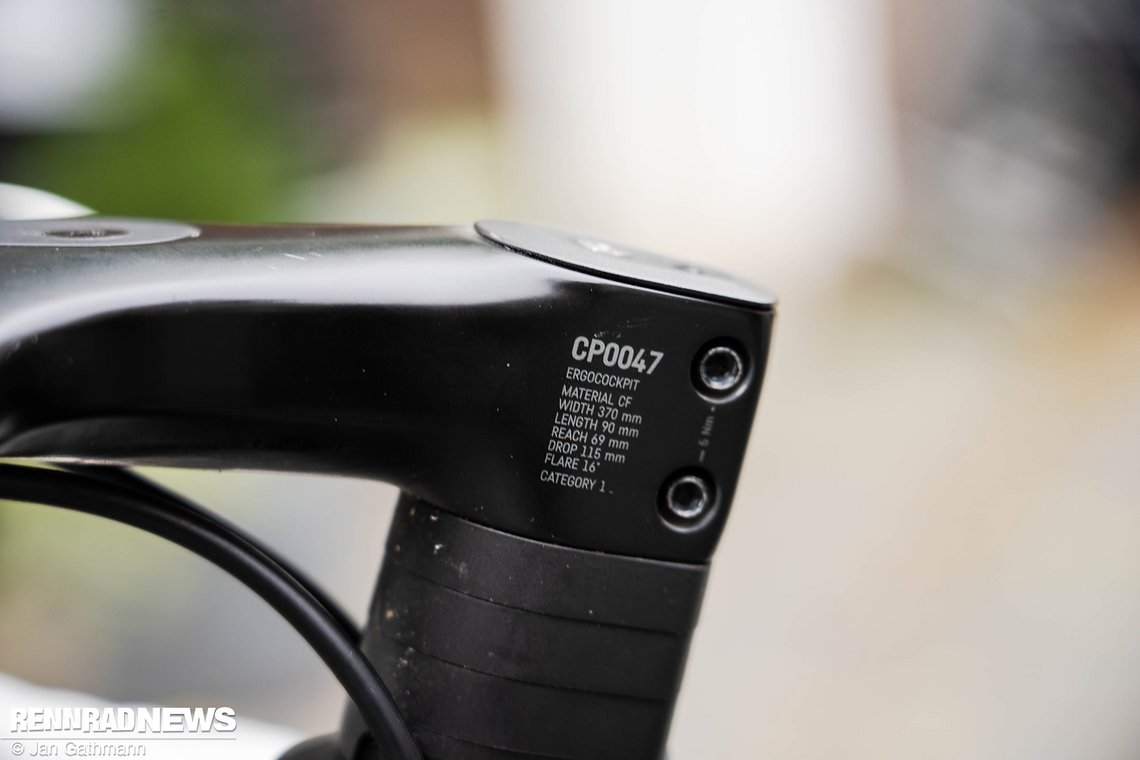 und 90 mm langem Vorbau und 370 mm Breite an den Hoods, aber entspannterer Sitzposition.