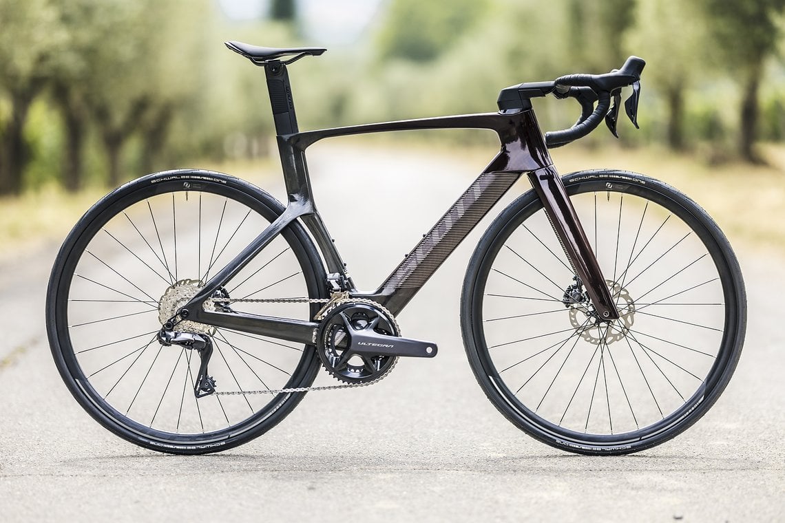 Das Einstiegsmodell Foil RC30 kommt nicht mit der hier gezeigten Shimano Ultegra Gruppe sondern mit der neuen 105 Di2. Diese war zum Zeitpunkt der Foil-Präsentation noch unter Embargo..