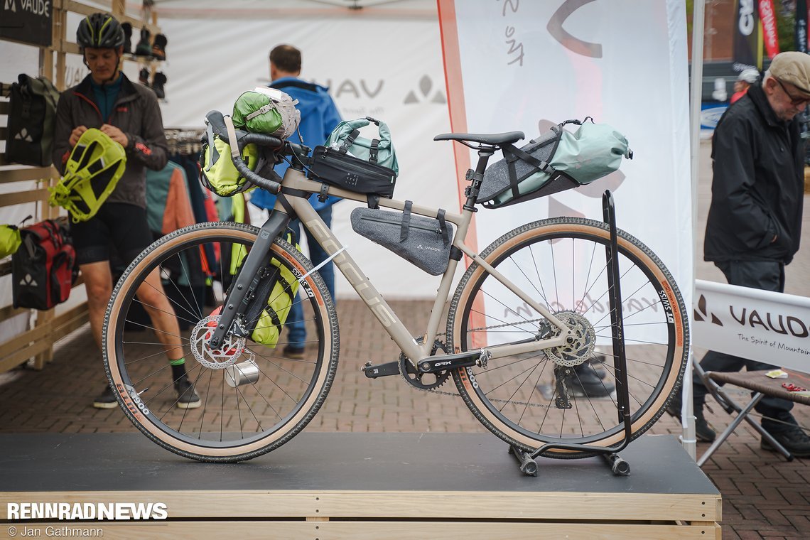 Vaude stellte die Kollektion nachhaltiger Bikepacking-Taschen aus