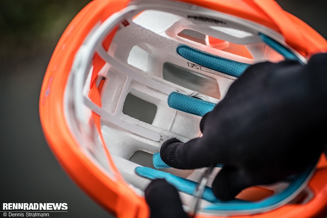 Der Sitz des Nackenbandes kann über Versetzen der Riemen in der Helmschale eingestellt werden