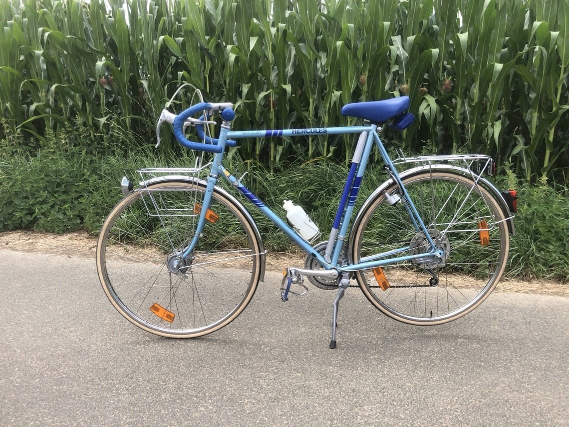 18 Gänge hält der Hercules Randonneur im typischen Blau der Marke für Touren bereit.