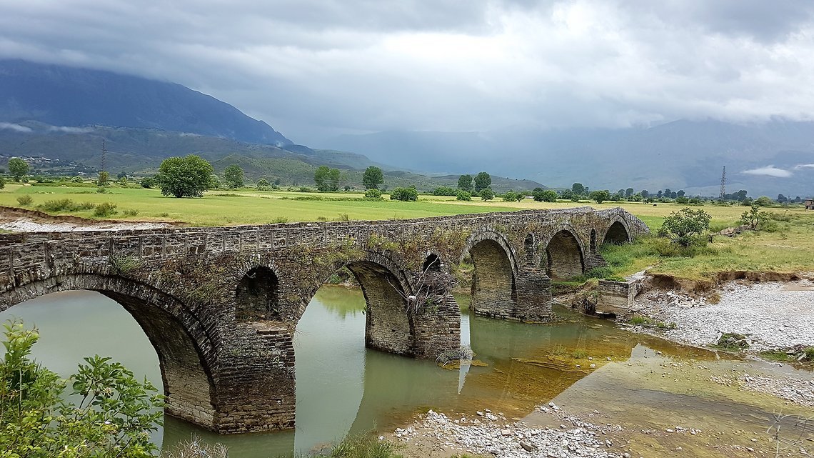 Natursteinbrücke im Drino-Tal