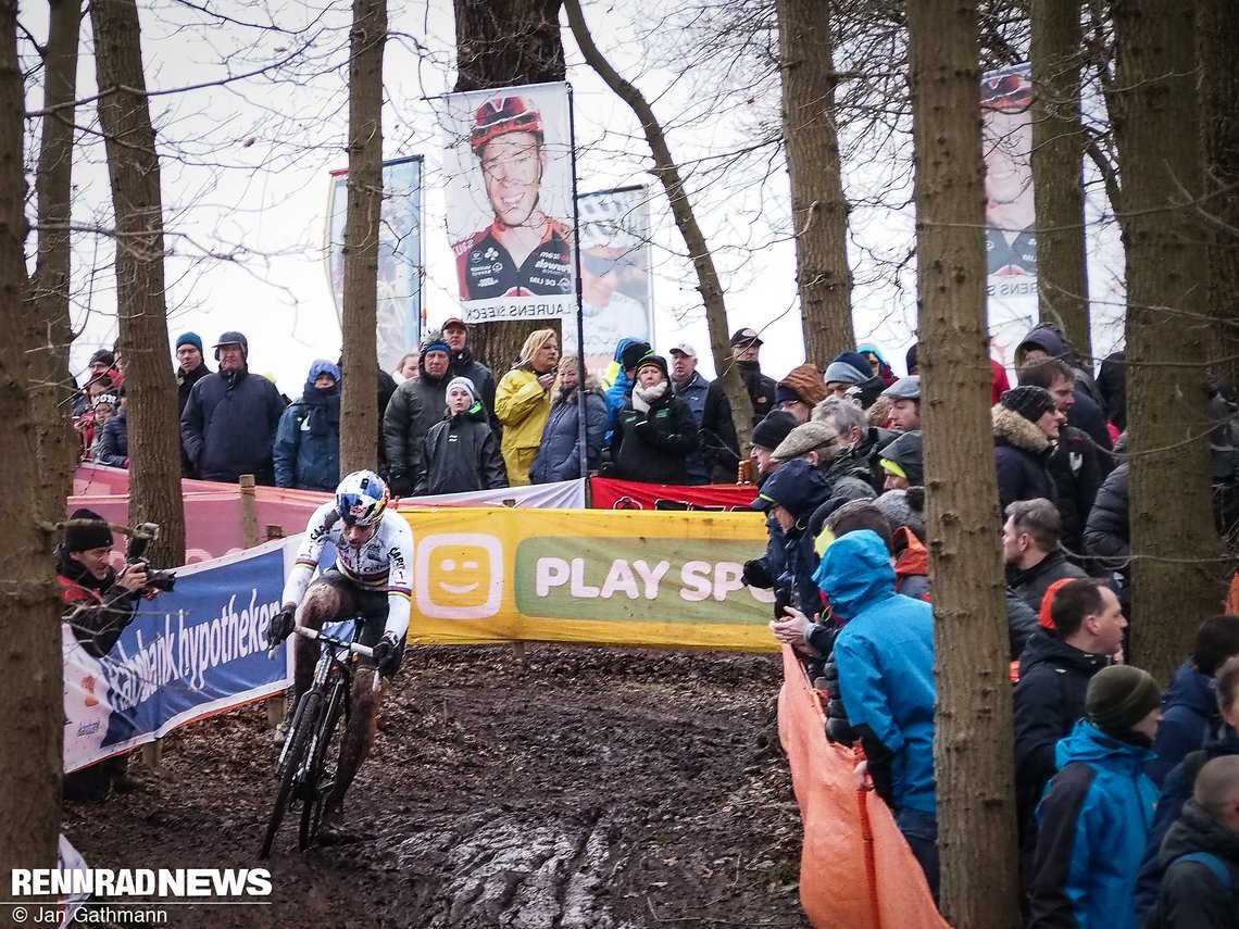 Wot van Aert im Bahnendschungel im Wald