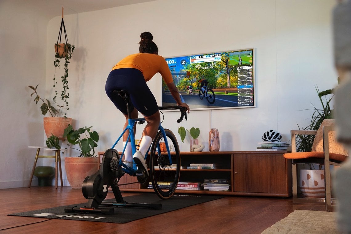 Der Zwift Smarttrainer kann auch Herzfrequenzdaten empfangen und auf einem Kanal weitergeben.