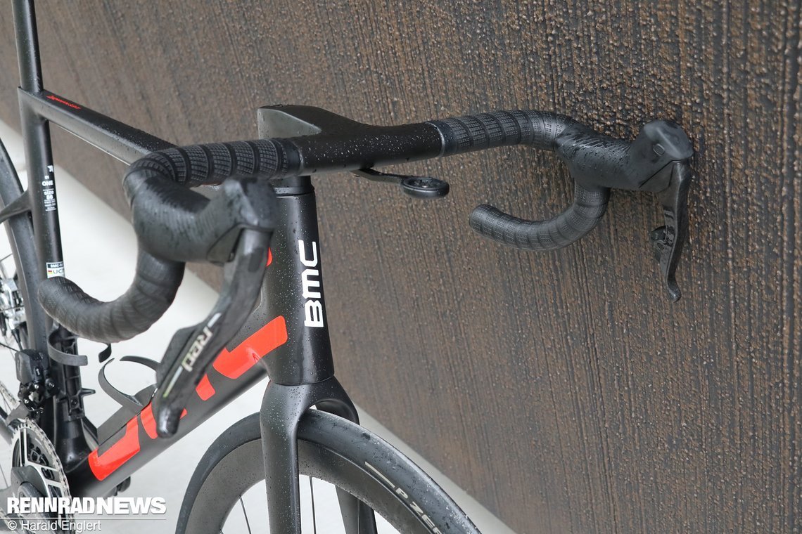 Das einteilige Cockpit ist deutlich breiter als die bekannte Aero-Version.