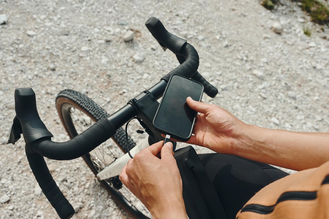 Geräte können unterwegs über einen USB-C-Port und Powerbank im Rahmen nachgeladen werden.