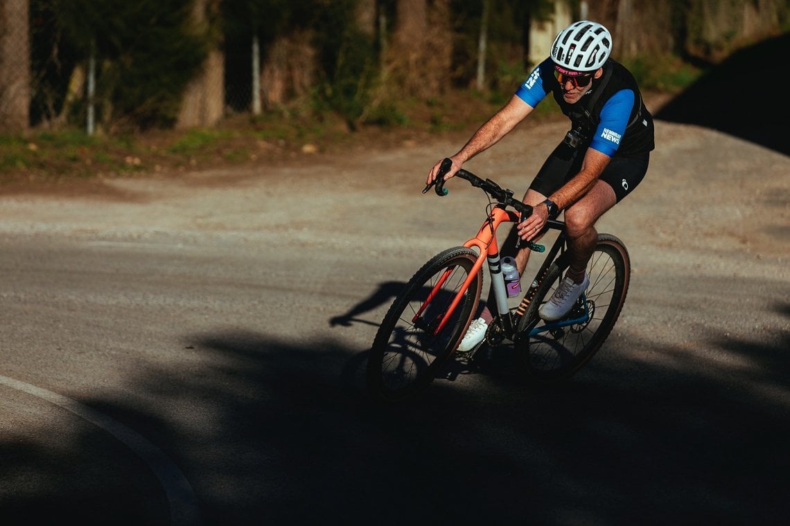 Die SRAM Force XPLR konnten wir auf einer Gravelrunde im Terrain-Mix testen