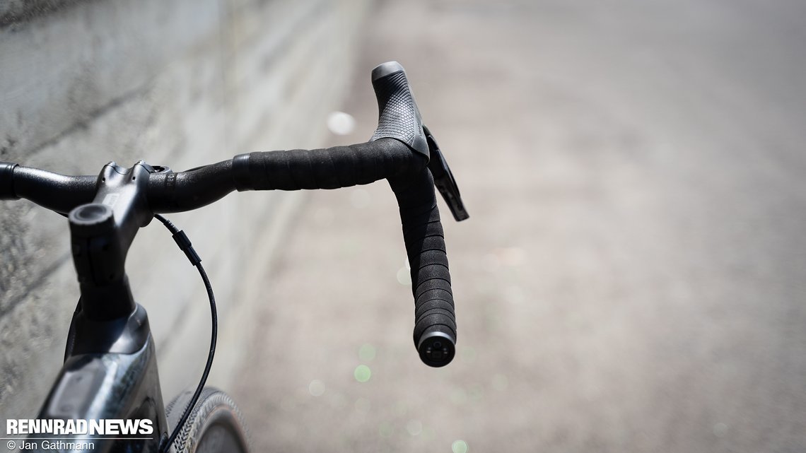 Er ist bequem zum Fahrer hin gebogen