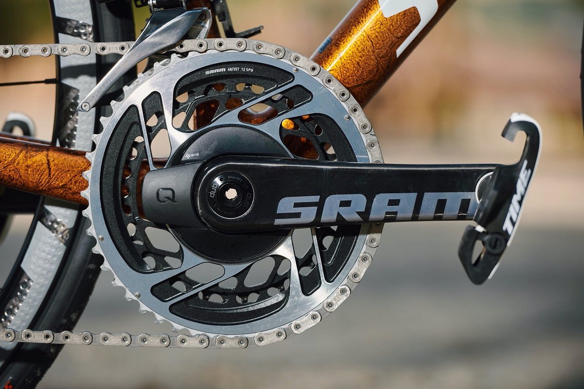 Der gruppenlose Kurbelarm ist mit einteiligen SRAM Red Kettenringen mit integriertem Quarq Powermeter...