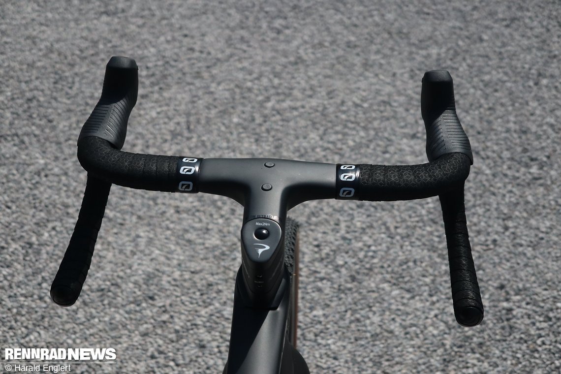 Das einteilige Carbon Cockpit ist nicht nur aerodynamisch