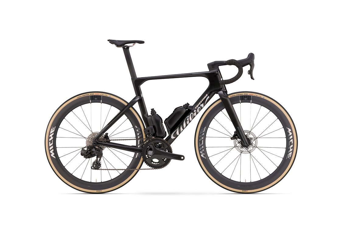 Das teuerste Modell kommt mit Campagnolo Super Record Wireless 2x13 Gruppe Das teuerste Modell kommt mit Campagnolo Super Record Wireless 2x13 Gruppe