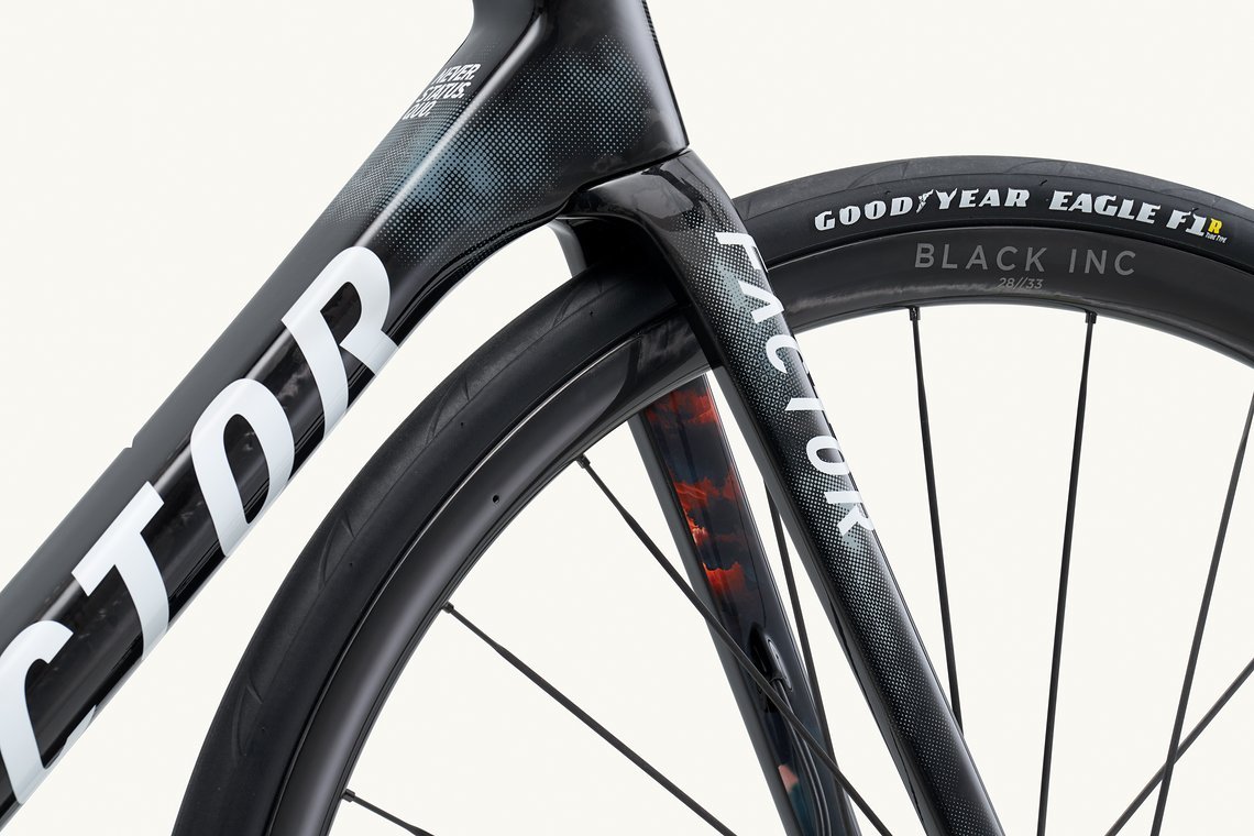 Der neue Black Inc 28/33 Rennrad-Laufradsatz bringt lediglich 1.146 Gramm auf die Waage.