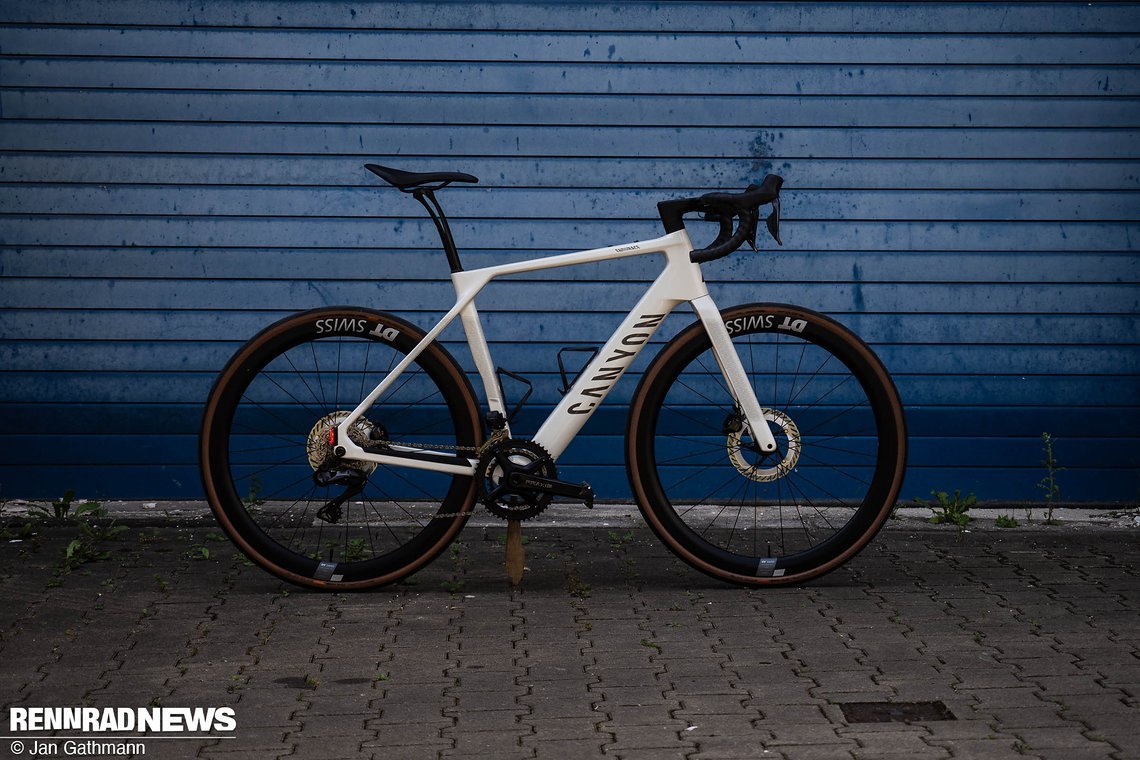 Wir haben das neue Canyon Endurace:Onfly CF8 mit dem neuen TQ HPR40 Mittelmotor getestet.